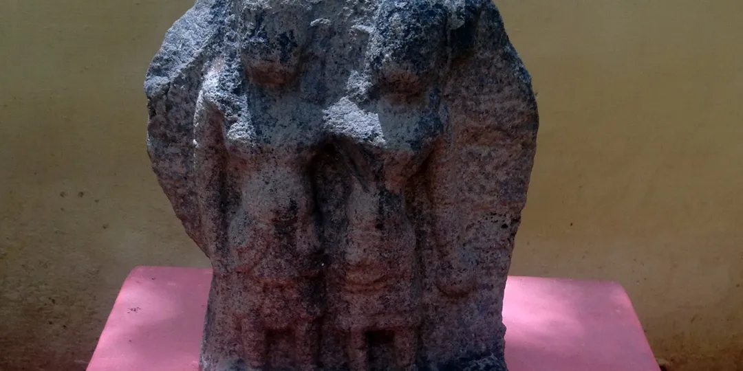 திருநெல்வேலி அரசு அருங்காட்சியகத்தில் காட்சிக்கு வைக்கப்பட்டுள்ள செதுக்கப்பட்ட ஒரு வரலாற்று நடுகல்